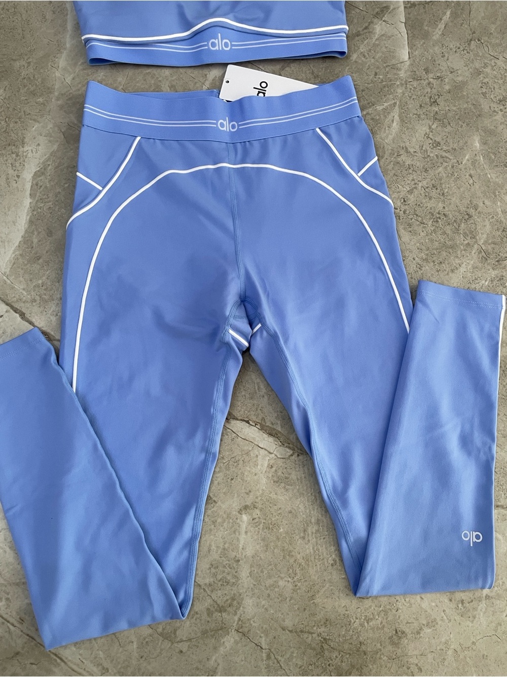 ALO Yoga Lavender-Blue High-Rise Leggings with White Piping - Picture 4 of 4